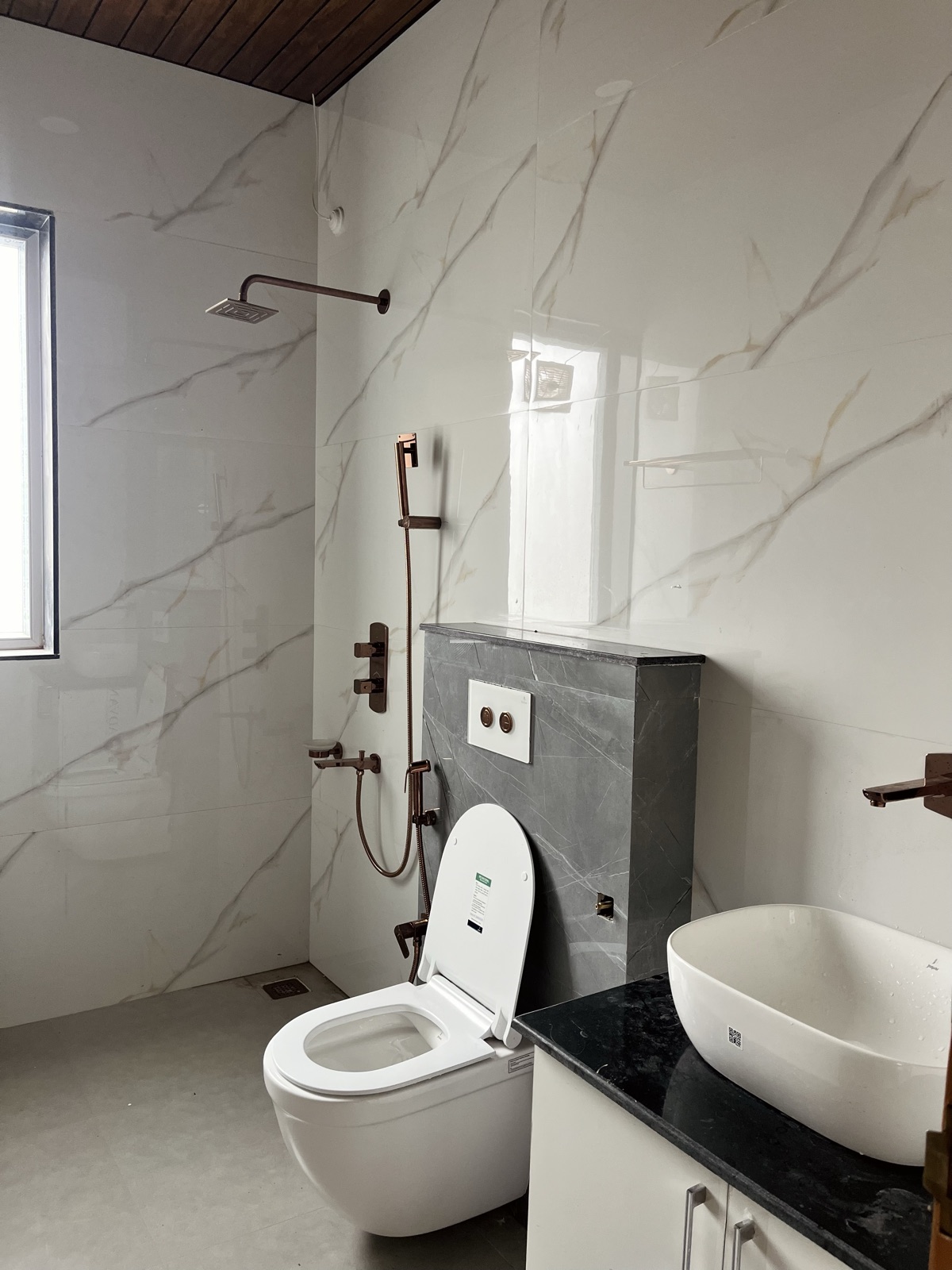 Modern marble en-suite bathroom