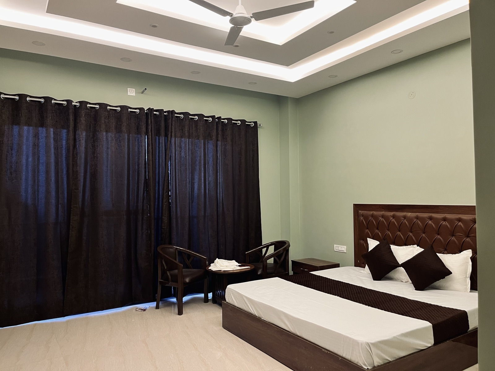Spacious room with mountain outlook